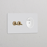 Interrupteur VV à levier x2 & Prise Type E sur double plaque laiton avec insert blanc, design classique mais moderne.