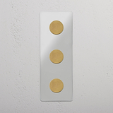 Panneau variateur triple vertical en laiton (Laiton Ancien Transparent) pour contrôle d'éclairage sur mur blanc.