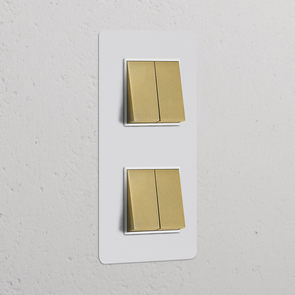 Interrupteur VV Carré x4 Vertical Double en laiton; style vintage avec insert blanc, sur un mur blanc texturé.