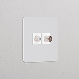 Prise Peignable Blanche Satellite & TV (Plaque Simple) montée sur un mur gris.