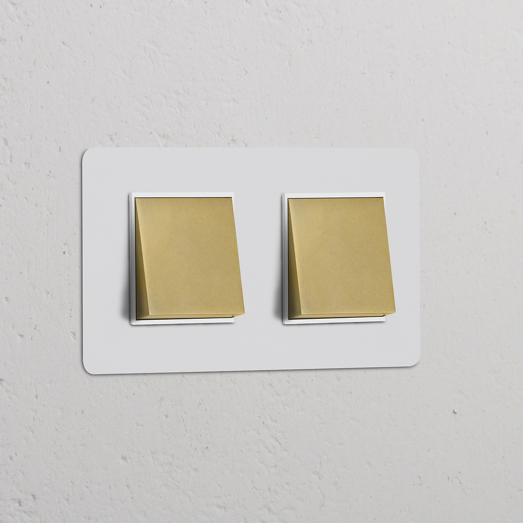 Interrupteur VV Carré x2 (Plaque Double) en finition laiton avec inserts blancs peignables, pour interrupteurs doubles.