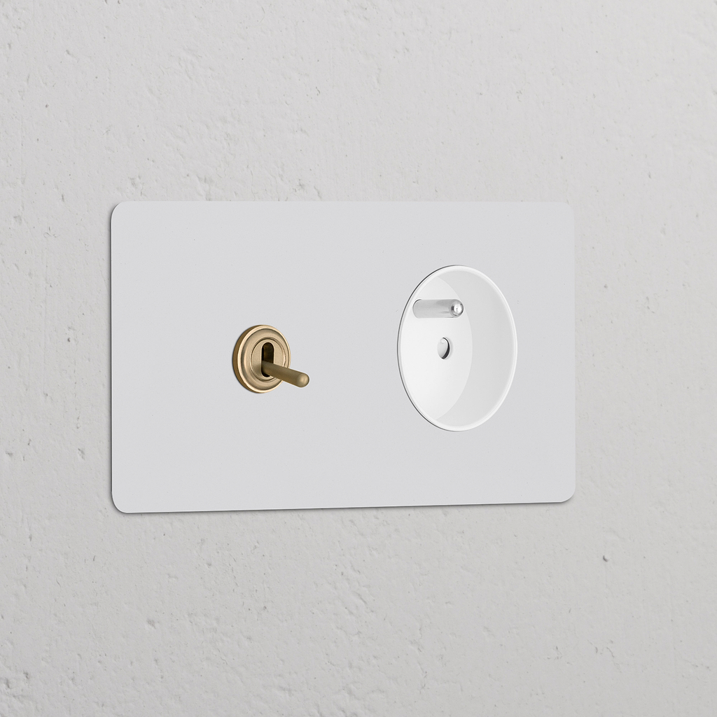 Interrupteur VV à Levier & Prise Type E sur double plaque laiton avec inserts blancs, pour utilisation double interrupteur.