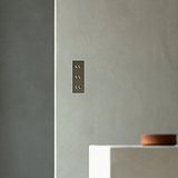 Interrupteur Nickel Poli VV x6 Vertical sur Triple Plaque, design d'interrupteur vertical élégant pour les intérieurs modernes.
