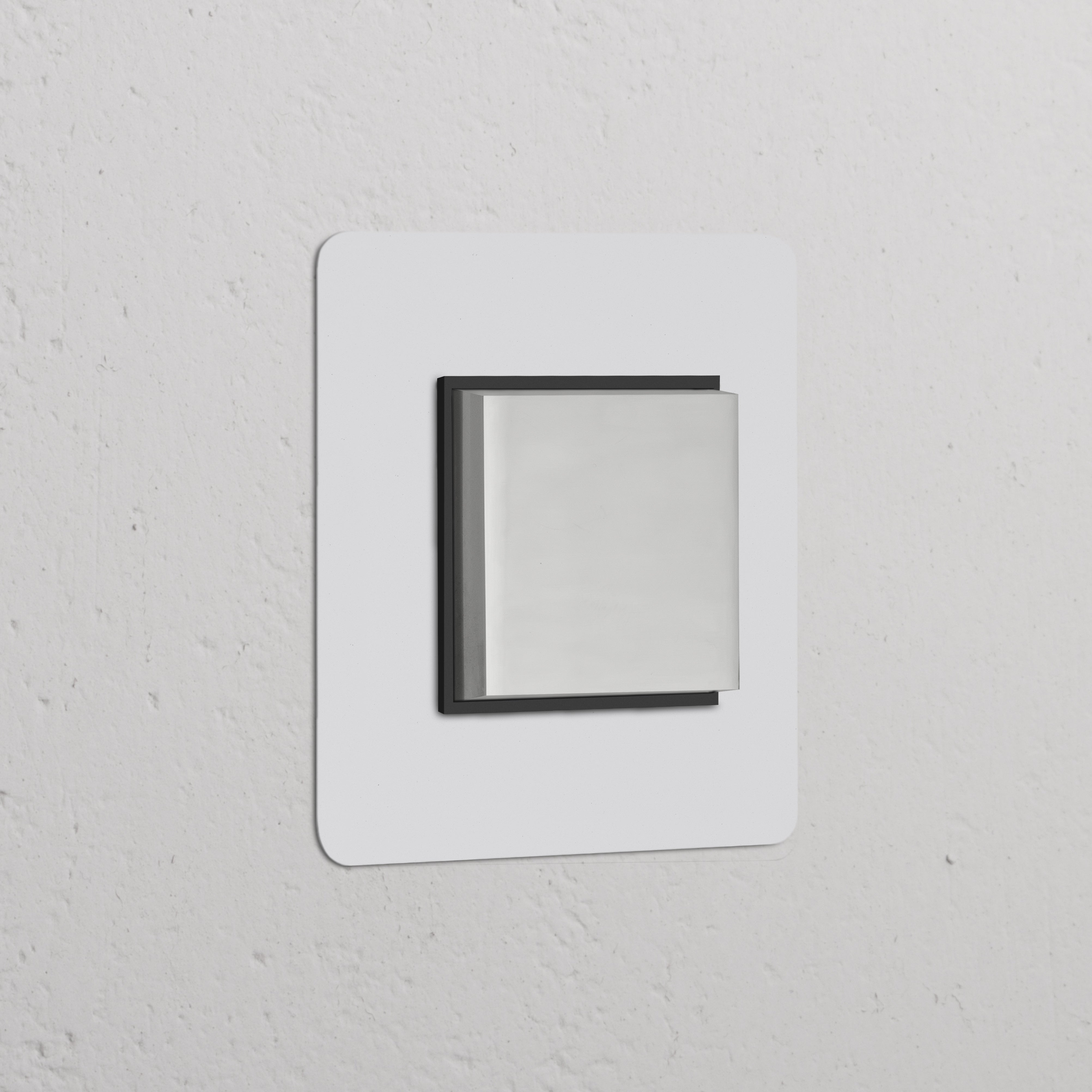 Interrupteur à bouton-poussoir carré à trois positions en nickel poli avec insert noir, conception de plaque simple.