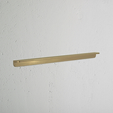 Longue Poignée de Tirage Oxford 384mm en finition Laiton Ancien sur fond blanc texturé.