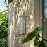 Applique murale de taille moyenne en laiton et verre nervuré « Bank Applique Verre Cannelé - Laiton Ancien » montée à côté d'une fenêtre.