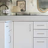 Poignée de Meuble Sycamore 128mm - Nickel Petite poignée Poli sur armoire blanche avec dosseret miroir.
