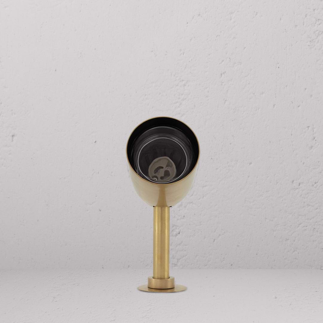 Projecteur Sol Ealing - Laiton Ancien, applique extérieure en laiton, sur mur blanc texturé.