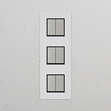 Panneau d'interrupteurs triple vertical en Nickel Poli avec insert noir, ressemblant au design Interrupteur VV Carré.