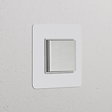 Bouton Poussoir Trois Positions Carré en finition Nickel Poli avec insert blanc pouvant être peint pour un contrôle élégant.
