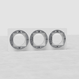 Plaque ronde noire transparente à triple insert sur un panneau rectangulaire blanc.