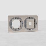 Plaque (Double) Insert Interrupteur x2 & Rond x1 en finition Nickel Poli pour prises électriques, sur fond blanc.