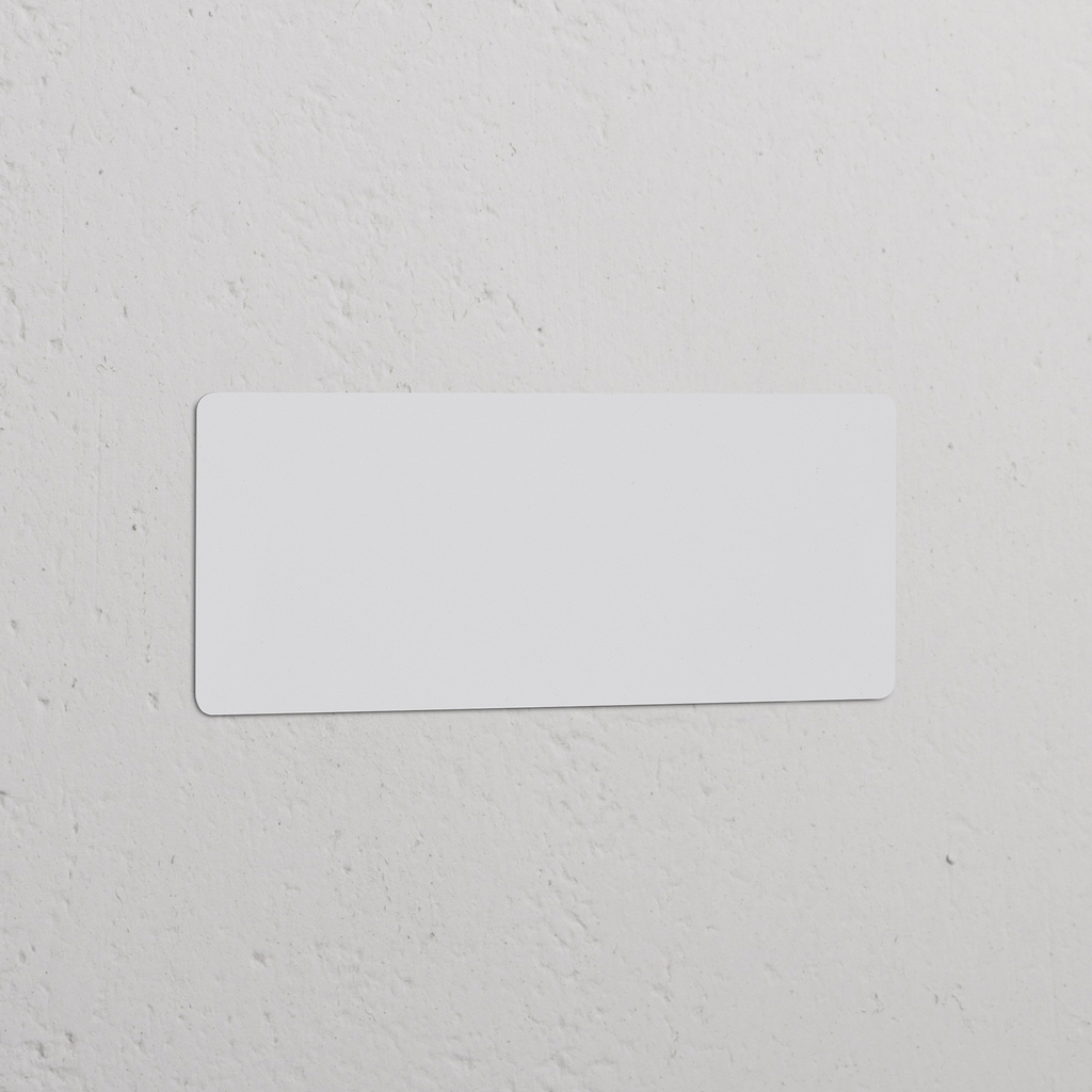 Plaque Obturatrice Triple - Peignable, un cache-prise triple conçu pour être peint facilement, sur un mur blanc.