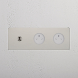 Plaque triple nickelée polie avec interrupteur à levier et deux douilles rondes de type E, insert blanc.