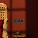 Plaque triple en bronze avec doubles prises Type E et interrupteur VV, insert noir. Convient aux intérieurs élégants.