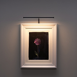 Tableau de fleurs violettes encadrées, élégamment éclairées par une applique murale Harrow en bronze de 400 mm.