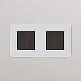 Panneau mural insert peignable en bronze avec quatre interrupteurs Interrupteur VV Carré x4 noirs, design Plaque Double.
