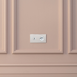 USB-C-Anschluss (30 W) + Schweizer Steckdoseneinsatz (Typ J) rund je 1x in Zweifachrahmen – Poliertes Nickel + Weiss
