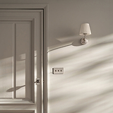 Malvern kleine Wandleuchte mit plissiertem Schirm in Alabasterweiß an der Wand, poliertes Nickel-Finish.