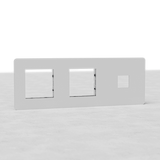 Lackierbarer Dreifachrahmen mit 1x Keystone & 2x 45-mm-Schalterplatten EU auf Strukturoberfläche.