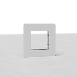 Einfachrahmen 45-mm-Schalterplatte EU, lackierbare Schalterplatte, quadratischer Rahmen vor schlichtem hellem Hintergrund.