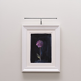 Harrow Bilderleuchte 400 mm in poliertem Nickel beleuchtet ein Gemälde an einer weißen Wand.