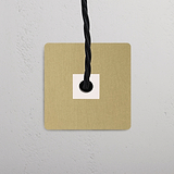 Einfachrahmen mit Kabelausgang 1x in der Ausführung Antikes Messing + Weiß, elegante und funktionale Wandhalterung.