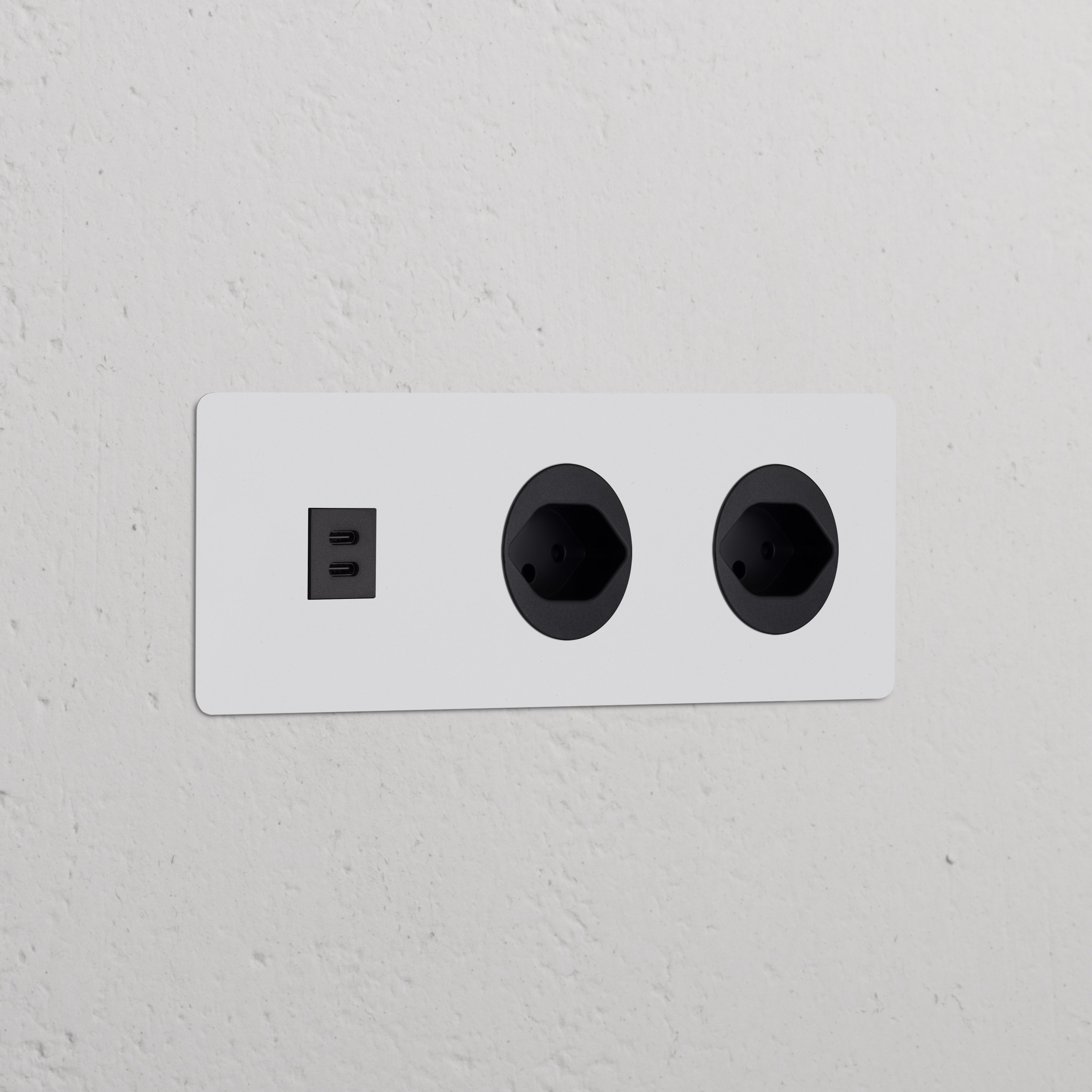 Dreifachrahmen mit USB-Anschluss (30 W) + 3x Schweizer Steckdoseneinsatz (Typ J) rund – Lackierbar + Schwarz