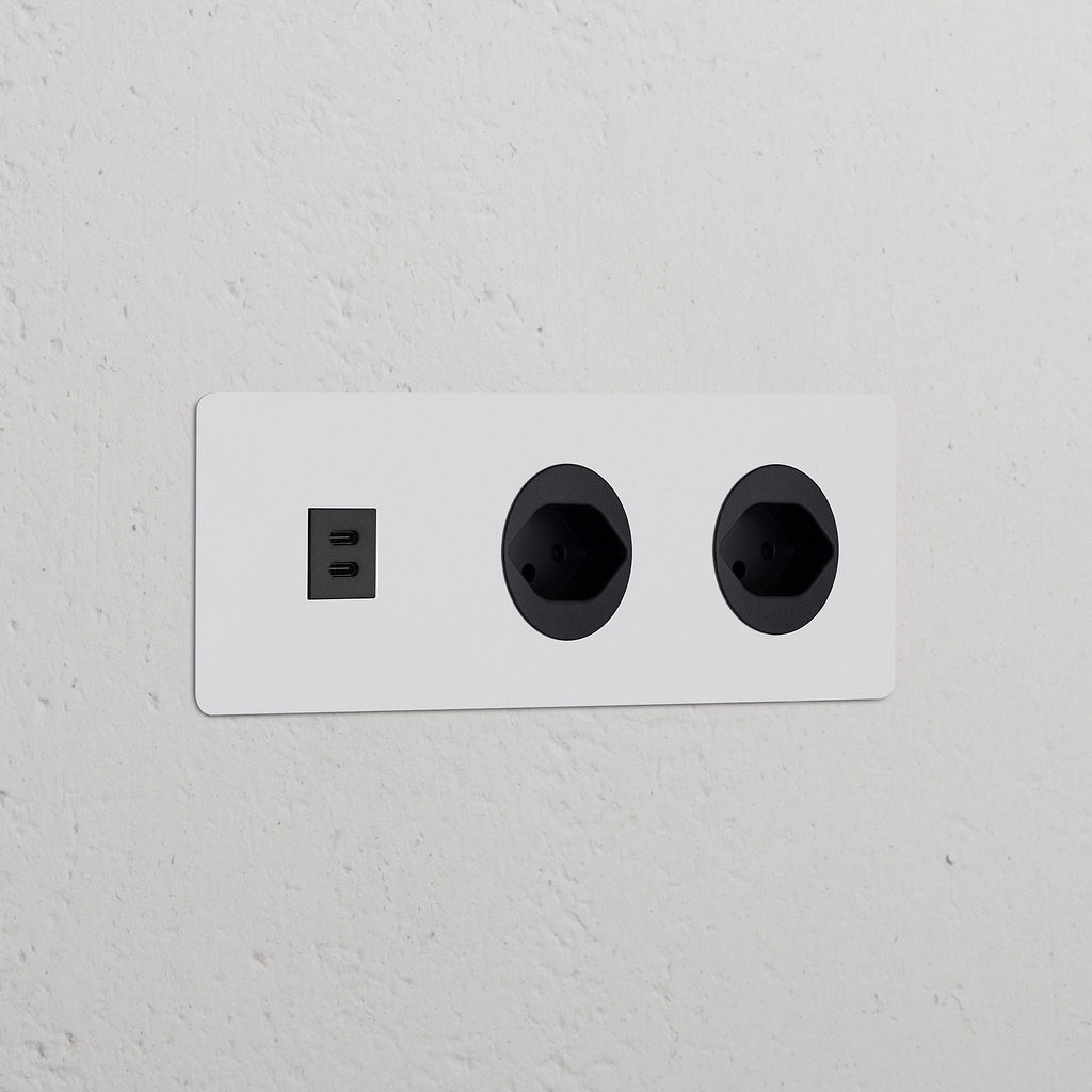 Dreifachrahmen mit USB-Anschluss (30 W) + 3x Schweizer Steckdoseneinsatz (Typ J) rund – Lackierbar + Schwarz