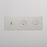 USB-C-Anschluss (30 W) 1x + Schweizer Steckdoseneinsatz (Typ J) 2x rund in Dreifachrahmen – Poliertes Nickel + Weiss