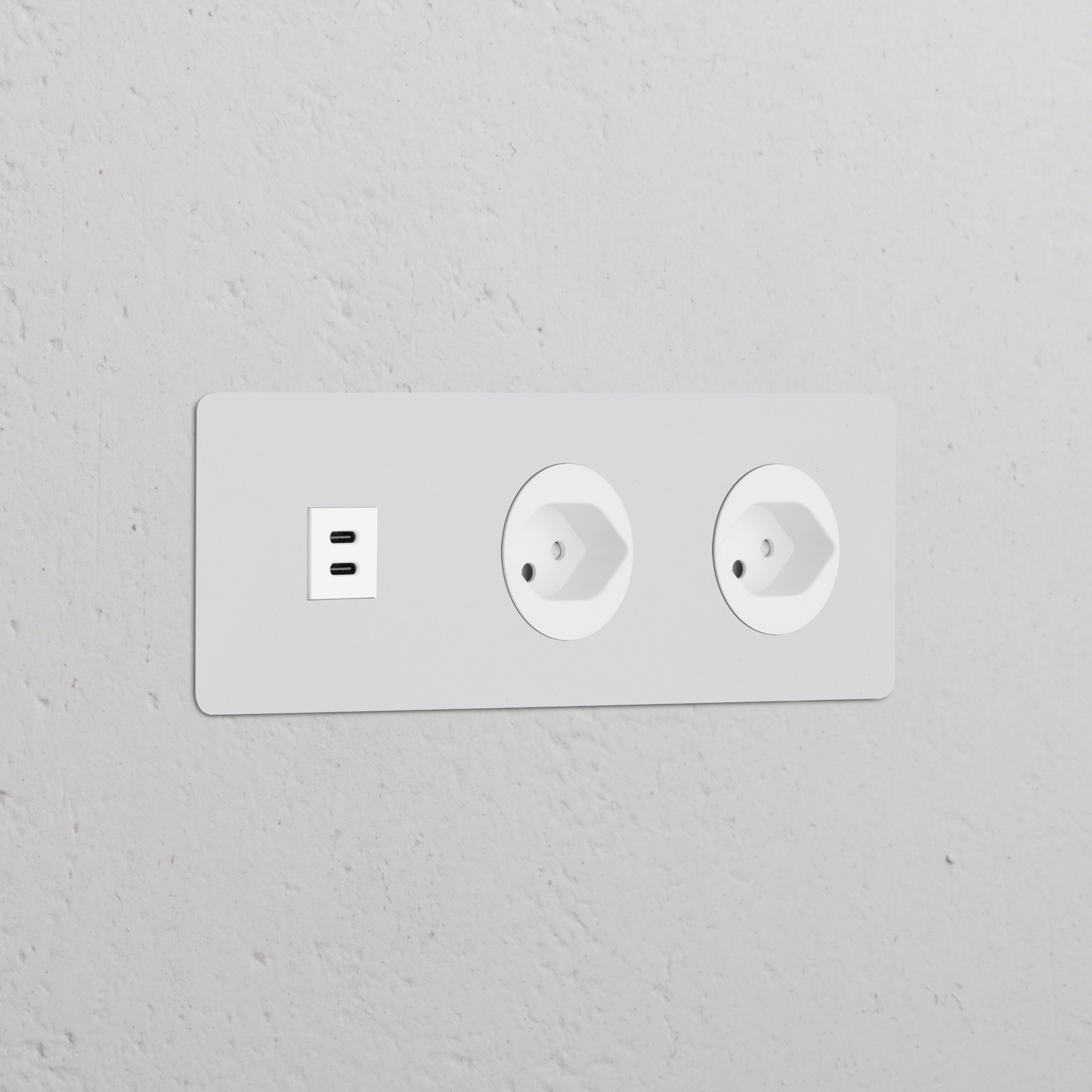 Dreifachrahmen mit USB-Anschluss (30 W) + 2x Schweizer Steckdoseneinsatz (Typ J) rund – Lackierbar + Weiss