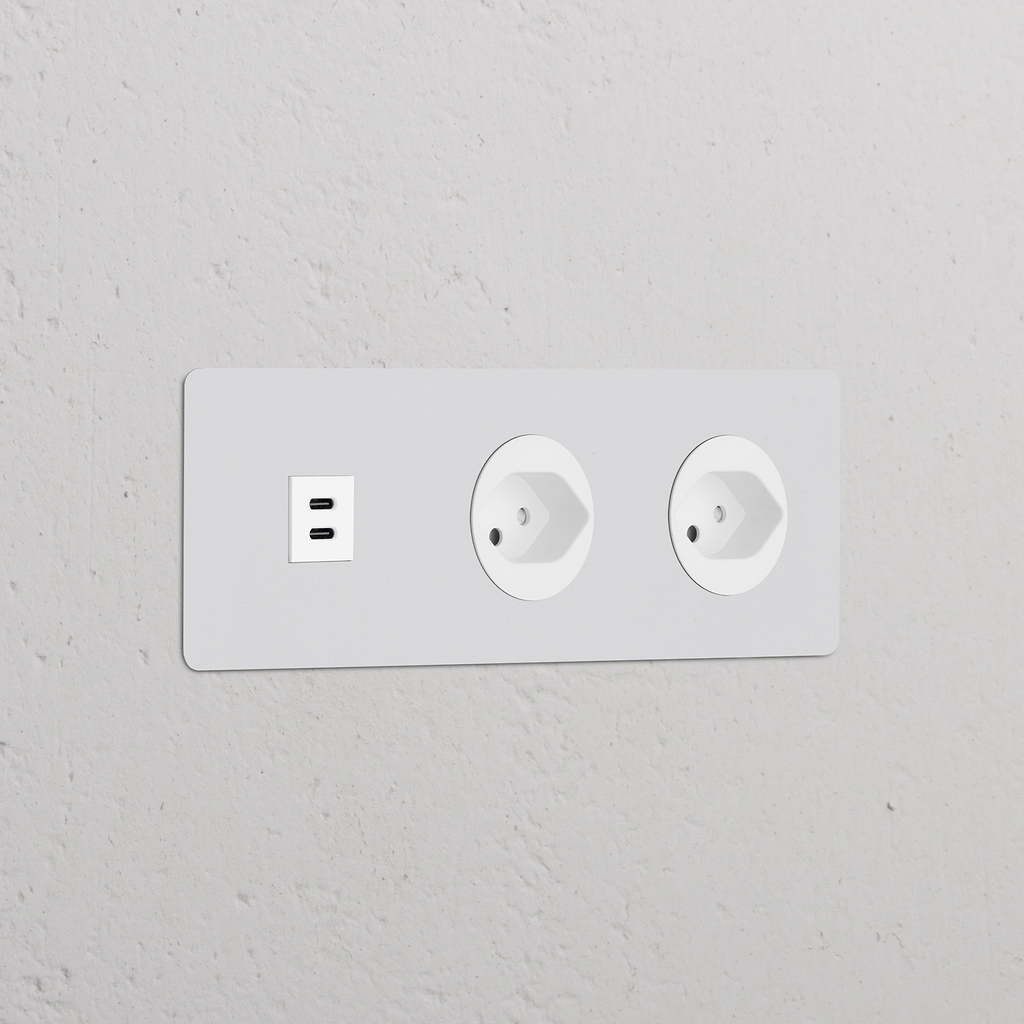 Dreifachrahmen mit USB-Anschluss (30 W) + 2x Schweizer Steckdoseneinsatz (Typ J) rund – Lackierbar + Weiss