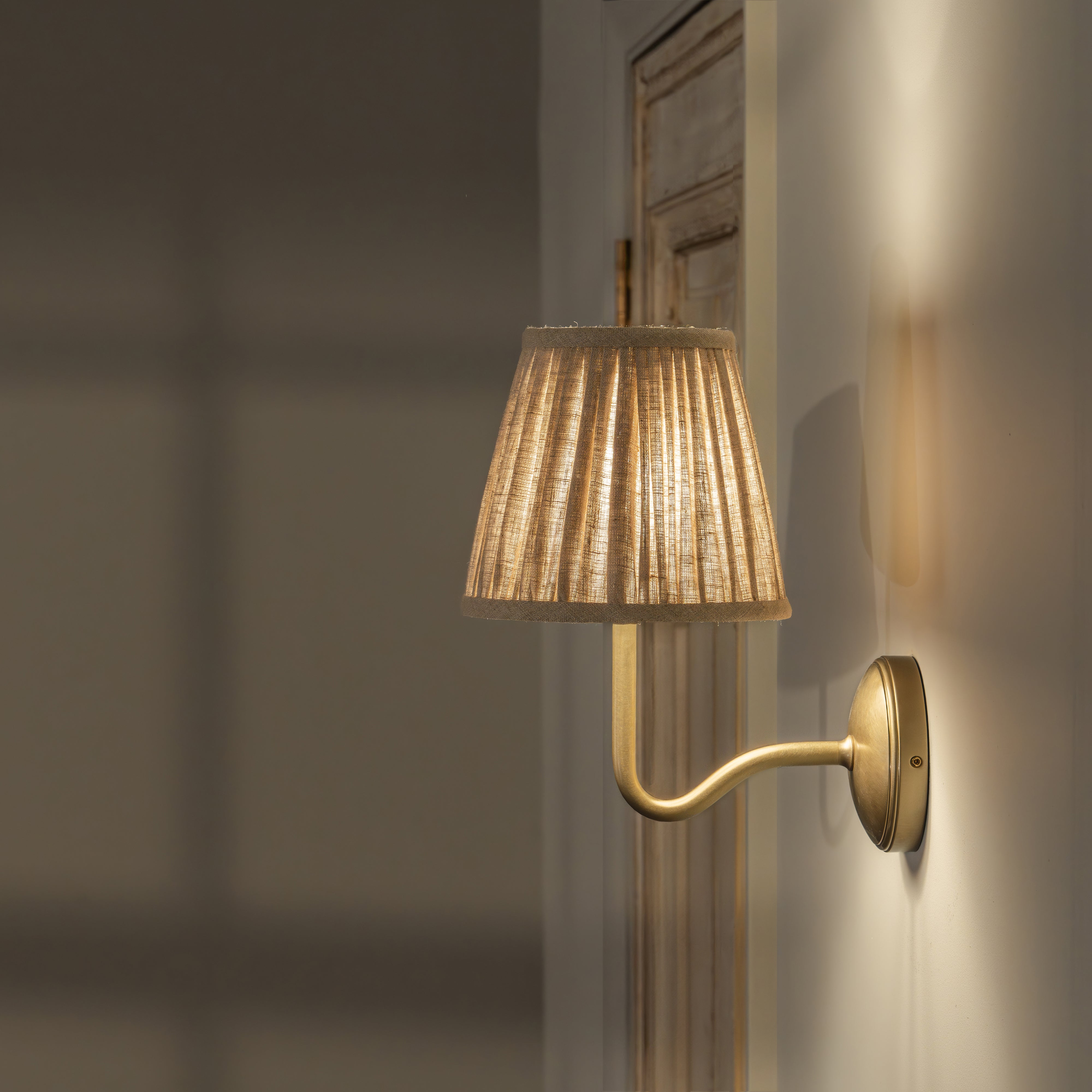 Medium-Wandleuchte Malvern natürliches Beige – Seitenaufnahme, Leuchte ist eingestellt und an die Wand montiert