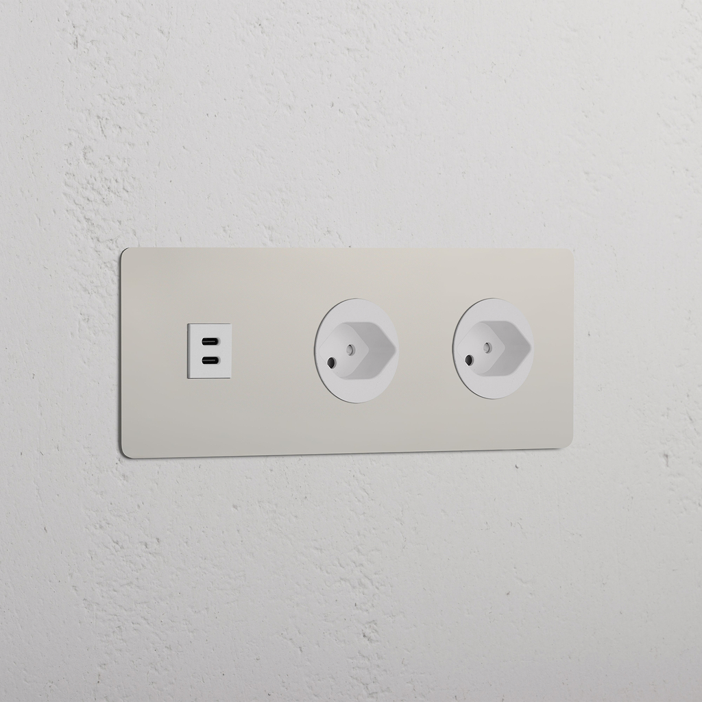 USB-C-Anschluss (30 W) 1x + Schweizer Steckdoseneinsatz (Typ J) 2x rund in Dreifachrahmen – Poliertes Nickel + Weiss