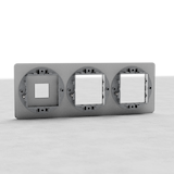 Dreifachrahmen mit 1x Keystone & 2x lackierbaren 45-mm-Schalterplatten EU auf hellem Hintergrund.