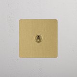 Kipphebelschalter – Antikes Messing – Modernes Wohnaccessoire – auf weißem Hintergrund