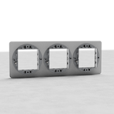 Dreifachrahmen 45-mm-Schalterplatte EU – Lackierbar auf glatter Oberfläche, Vorderansicht, elegantes und anpassbares Finish.
