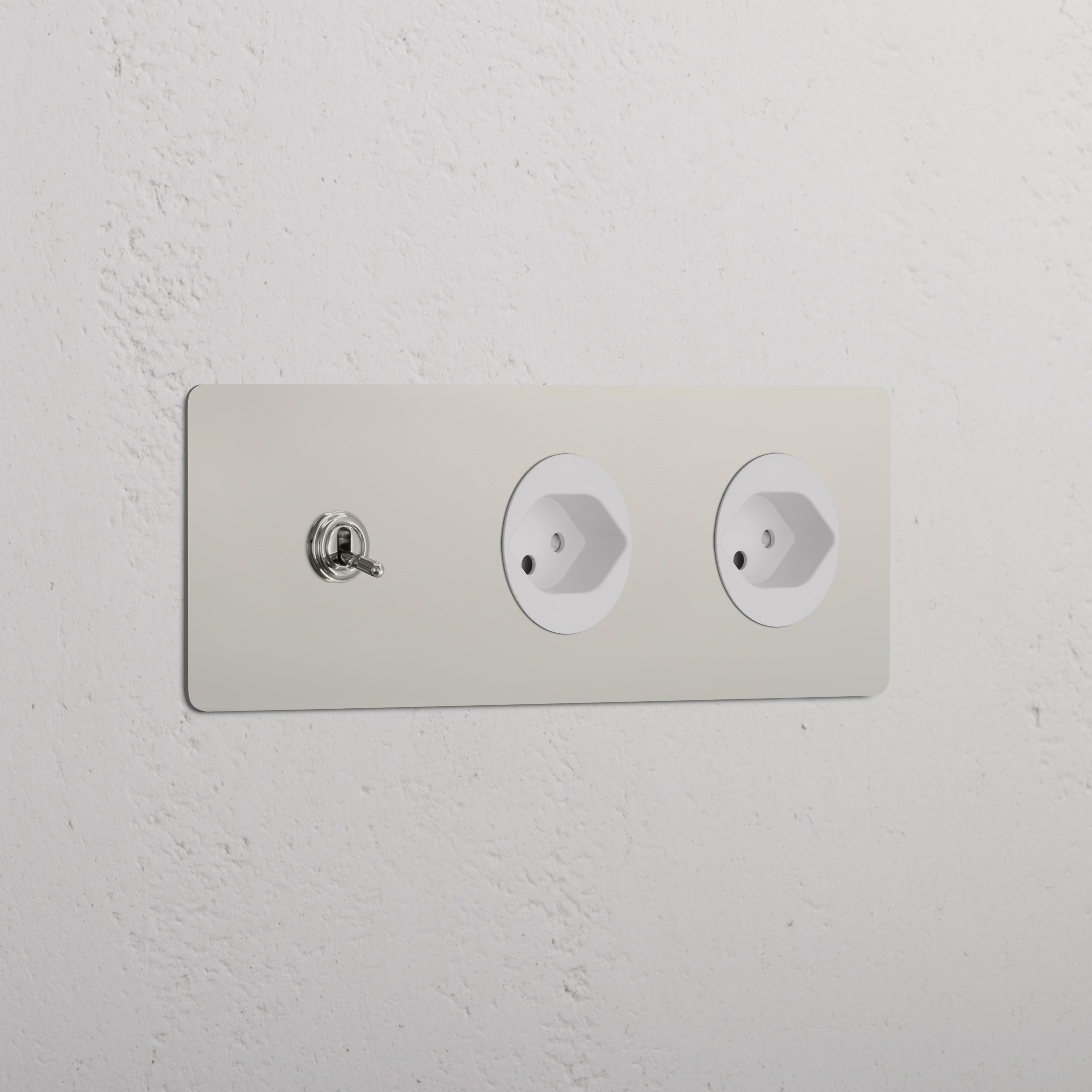 Dreifachrahmen mit Kipphebelschalter + 2x Schweizer Steckdoseneinsatz (Typ J) rund – Poliertes Nickel + Weiss