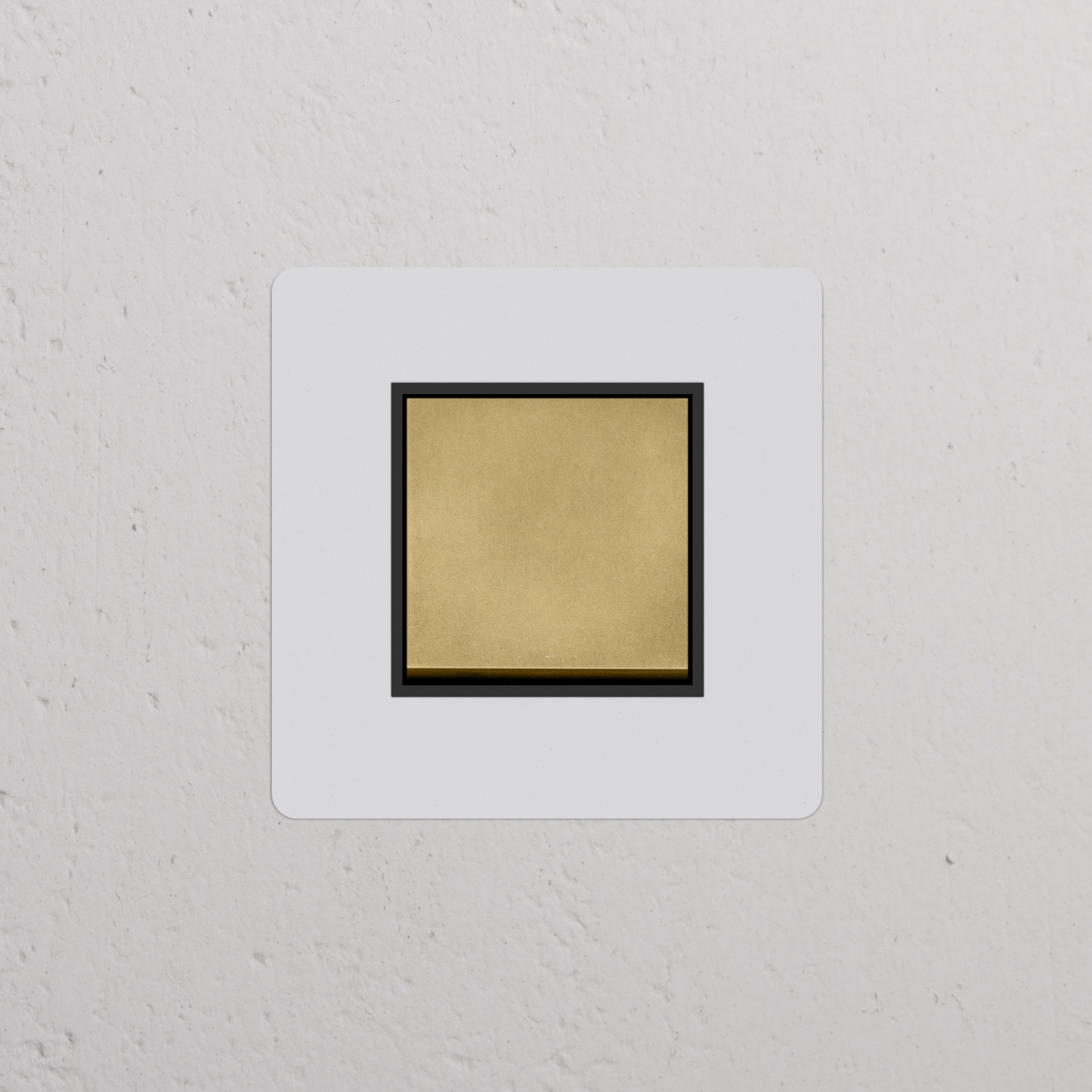 Einfachrahmen mit Wippschalter – Antiker Messing- und Schwarzschalterrahmen auf einer weißen Wand, überstreichbares Finish.