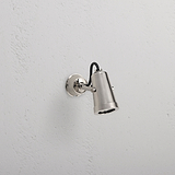 Cambridge Wandstrahler 24V Outdoorstrahler in poliertem Nickel, wandmontiert mit schwarzem Kabel, nach unten gerichtet.