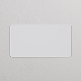 Doppel-Blindplatte – Lackierbar: Zweifachrahmen mit Steckdosen und Modulen, ideal für individuelle Installationen.