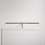 Harrow Bilderleuchte 580 mm – Poliertes Nickel, minimalistische Bilderleuchte, elegant an einer leeren weißen Wand montiert.