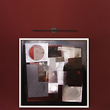 Taylor Bilderleuchte 580 mm in Bronze beleuchtet Kunstwerke an einer dunkelroten Wand.