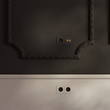Zweifachrahmen mit Kipphebelschalter, Schuko Typ F Steckdose in Lackierbar Antikes Messing und Schwarz Design.