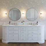 Claremont Medium-Wandleuchte mit geriffeltem Glas und polierten Nickelakzenten an der Wand montiert.