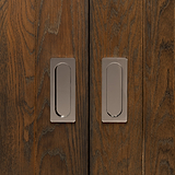 Polierter Nickel-Regent mit eingelassenem Muschelgriff (150 mm) an Holzschiebetüren, schlicht und elegant.