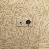 Zweifachrahmen mit Steckdosen und Modulen, Kipphebel & SchuKo in durchsichtigem Nickel + Schwarz.