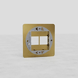 r Schalterrahmen mit zwei Aussparungen – Antikes Messing – Europäisches Vintage-Wohnaccessoire – auf weißem Hintergrund