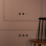 Dreifachrahmen mit Kipphebelschalter, 2x Schuko Typ F Steckdosen, lackierbar, in Bronze und Schwarz.