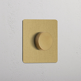 Einfachrahmen mit Mehrpunkt-Dimmerschalter in antikem Messing montiert, ein weißer Wand, rundes Dimmer.